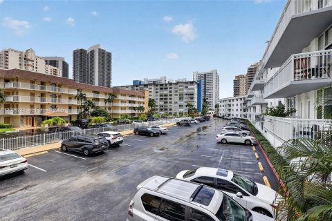 Condo in Hallandale Beach, Florida, 2 bedrooms  № 2390060 - photo 29
