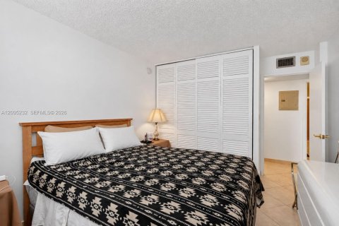 Condo in Hallandale Beach, Florida, 2 bedrooms  № 2390060 - photo 16
