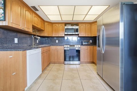 Купить таунхаус в Майами, Флорида 2 спальни, 114.27м2, № 2049646 - фото 11