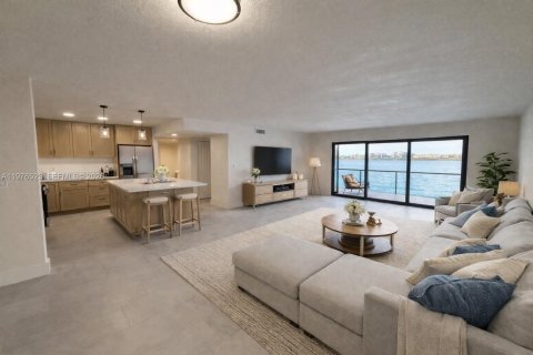 Condo in Miami, Florida, 2 bedrooms  № 2044467 - photo 1