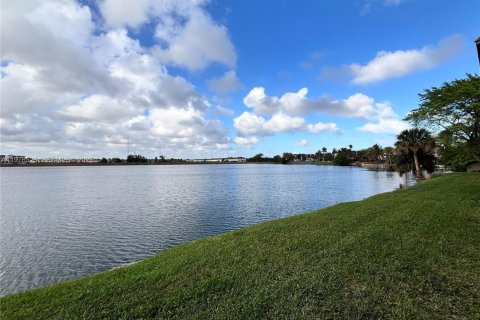 Condo in Miami, Florida, 2 bedrooms  № 2044467 - photo 4