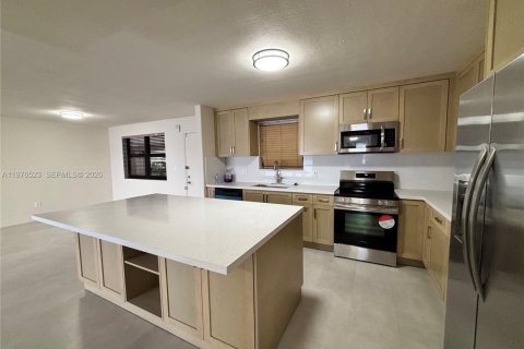 Condo in Miami, Florida, 2 bedrooms  № 2044467 - photo 12