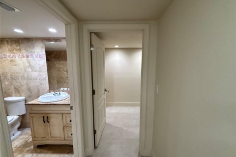 Condo in Miami, Florida, 2 bedrooms  № 2044467 - photo 19