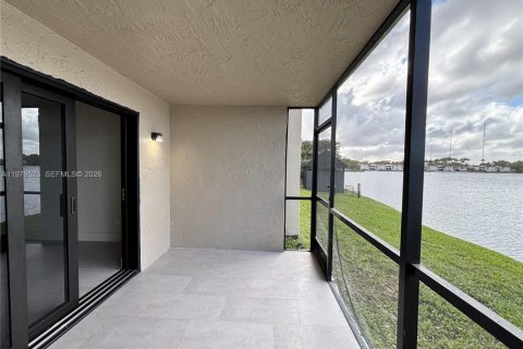 Condo in Miami, Florida, 2 bedrooms  № 2044467 - photo 8