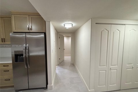 Condo in Miami, Florida, 2 bedrooms  № 2044467 - photo 13