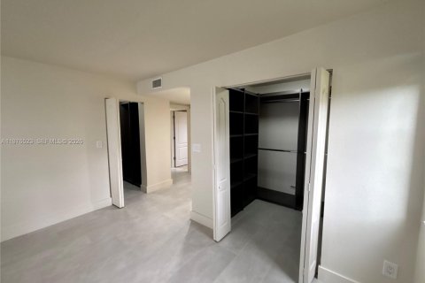 Condo in Miami, Florida, 2 bedrooms  № 2044467 - photo 25