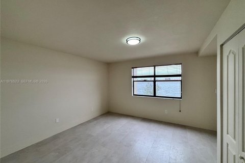 Condo in Miami, Florida, 2 bedrooms  № 2044467 - photo 16