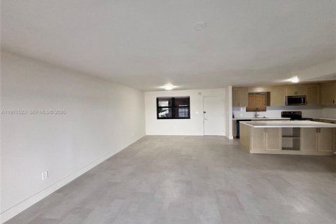 Condo in Miami, Florida, 2 bedrooms  № 2044467 - photo 9