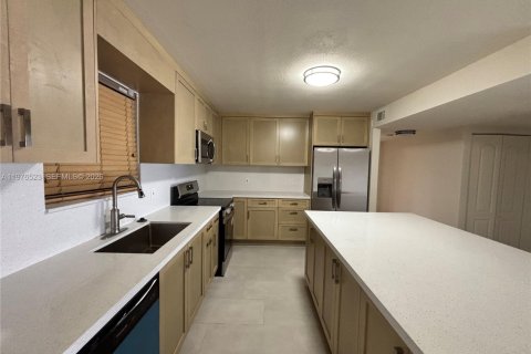 Condo in Miami, Florida, 2 bedrooms  № 2044467 - photo 11