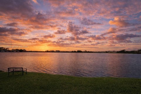 Condo in Miami, Florida, 2 bedrooms  № 2044467 - photo 3