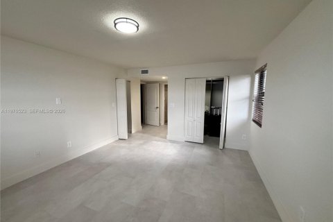 Condo in Miami, Florida, 2 bedrooms  № 2044467 - photo 24