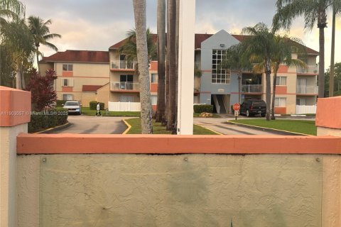 Condo in Hialeah, Florida, 2 bedrooms  № 2053907 - photo 17