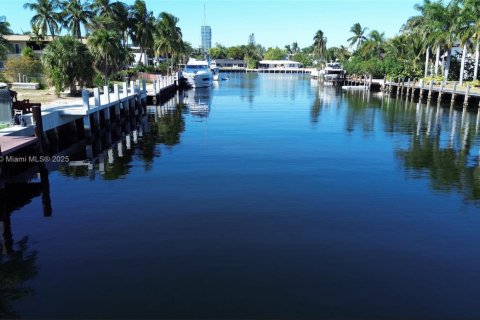 Villa ou maison à vendre à Hallandale Beach, Floride: 5 chambres № 1966602 - photo 25