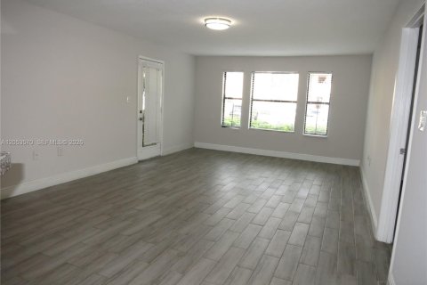 Снять в аренду кондоминиум в Майами, Флорида 2 спальни, 97.83м2, № 2172331 - фото 4