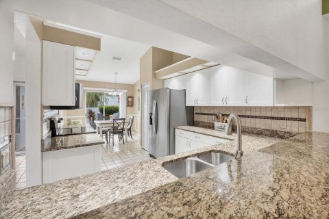 House in Sarasota, Florida 2 bedrooms, 121.05 sq.m. № 1856618 - photo 10