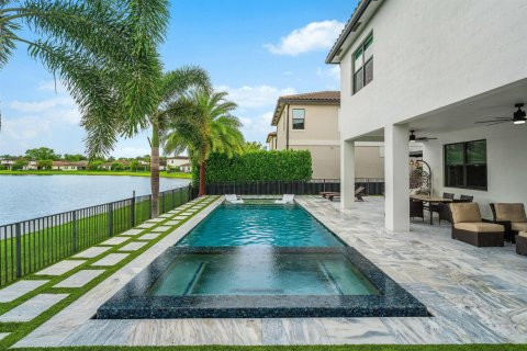 House in Royal Palm Beach, Florida 5 bedrooms, 272.39 sq.m. № 2399976 - photo 24