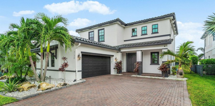 House in Royal Palm Beach, Florida 5 bedrooms, 272.39 sq.m. № 2399976