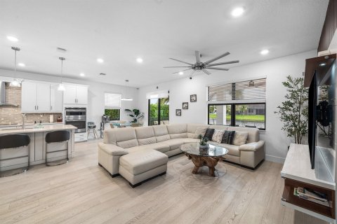 House in Royal Palm Beach, Florida 5 bedrooms, 272.39 sq.m. № 2399976 - photo 10