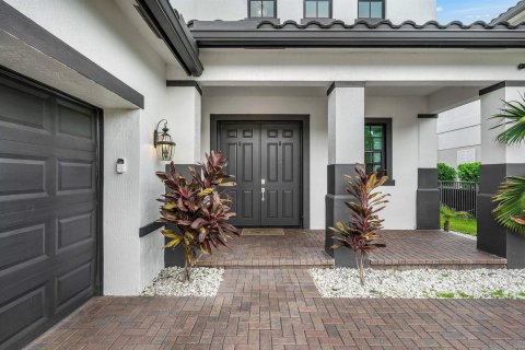 House in Royal Palm Beach, Florida 5 bedrooms, 272.39 sq.m. № 2399976 - photo 2
