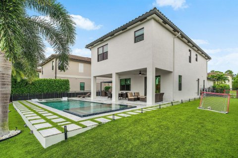 House in Royal Palm Beach, Florida 5 bedrooms, 272.39 sq.m. № 2399976 - photo 25