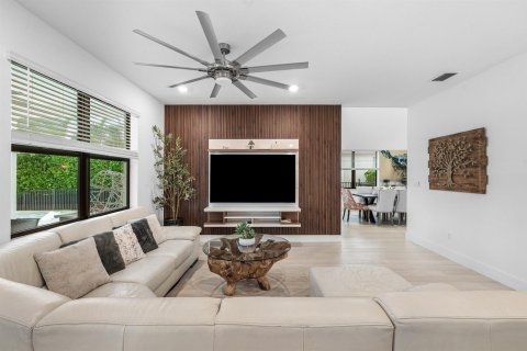 House in Royal Palm Beach, Florida 5 bedrooms, 272.39 sq.m. № 2399976 - photo 17