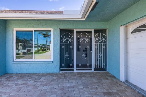 House in Cape Coral, Florida 3 bedrooms, 187.85 sq.m. № 1547745 - photo 5