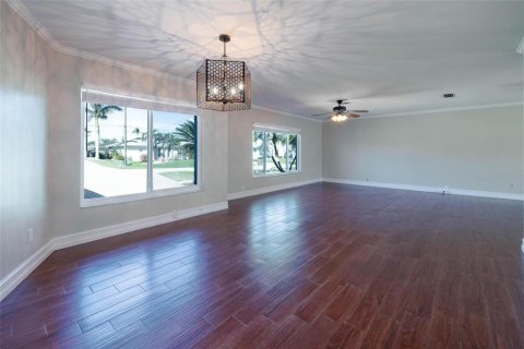 House in Cape Coral, Florida 3 bedrooms, 187.85 sq.m. № 1547745 - photo 15