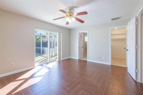 House in Cape Coral, Florida 3 bedrooms, 187.85 sq.m. № 1547745 - photo 20