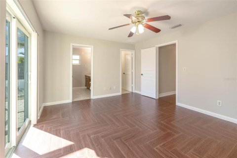 House in Cape Coral, Florida 3 bedrooms, 187.85 sq.m. № 1547745 - photo 21