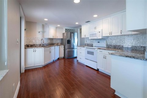 House in Cape Coral, Florida 3 bedrooms, 187.85 sq.m. № 1547745 - photo 10