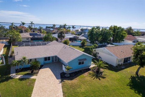 House in Cape Coral, Florida 3 bedrooms, 187.85 sq.m. № 1547745 - photo 1