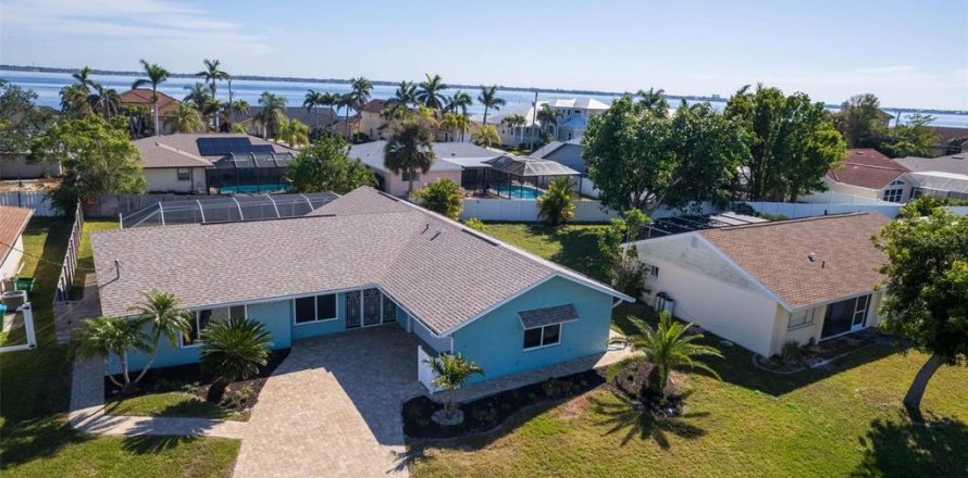 House in Cape Coral, Florida 3 bedrooms, 187.85 sq.m. № 1547745