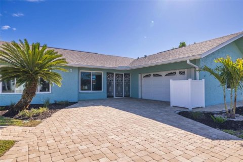 House in Cape Coral, Florida 3 bedrooms, 187.85 sq.m. № 1547745 - photo 3