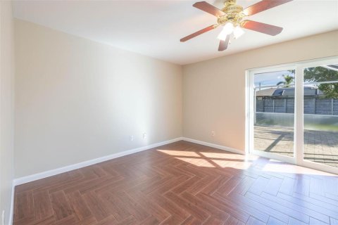 House in Cape Coral, Florida 3 bedrooms, 187.85 sq.m. № 1547745 - photo 19