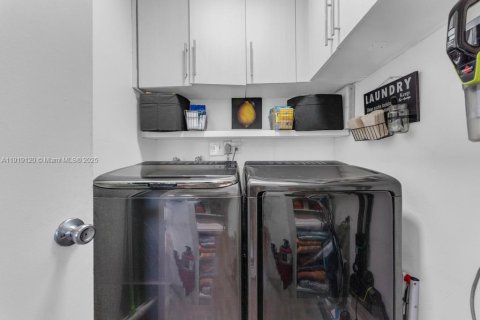 Villa ou maison à vendre à Miami, Floride: 2 chambres, 134.71 m2 № 1974736 - photo 22