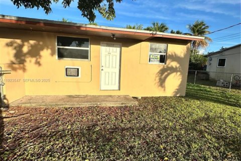 Casa en alquiler en Homestead, Florida, 2 dormitorios, 65.03 m2 № 1983593 - foto 1