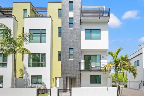 Adosado en venta en Saint Petersburg, Florida, 3 dormitorios, 183.2 m2 № 1597287 - foto 1