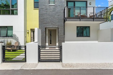Adosado en venta en Saint Petersburg, Florida, 3 dormitorios, 183.2 m2 № 1597287 - foto 2