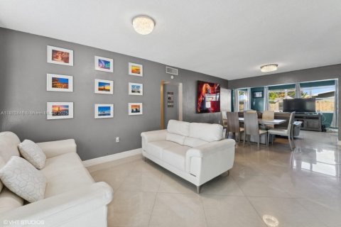 House in Fort Lauderdale, Florida 3 bedrooms, 125.42 sq.m. № 1776234 - photo 7