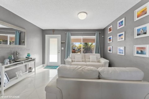 House in Fort Lauderdale, Florida 3 bedrooms, 125.42 sq.m. № 1776234 - photo 5