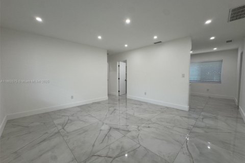Casa en alquiler en Hollywood, Florida, 3 dormitorios, 176.24 m2 № 1891043 - foto 2