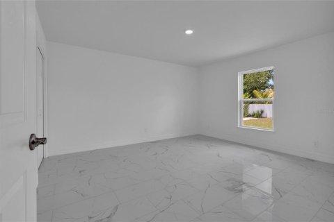 House in Cape Coral, Florida 3 bedrooms, 121.7 sq.m. № 2229338 - photo 7
