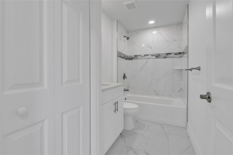 House in Cape Coral, Florida 3 bedrooms, 121.7 sq.m. № 2229338 - photo 13