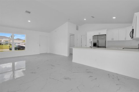 House in Cape Coral, Florida 3 bedrooms, 121.7 sq.m. № 2229338 - photo 18