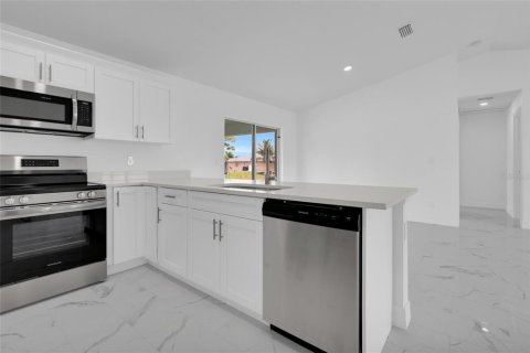House in Cape Coral, Florida 3 bedrooms, 121.7 sq.m. № 2229338 - photo 6