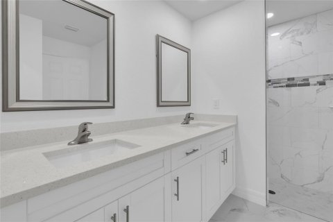 House in Cape Coral, Florida 3 bedrooms, 121.7 sq.m. № 2229338 - photo 9