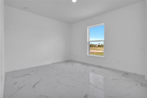 House in Cape Coral, Florida 3 bedrooms, 121.7 sq.m. № 2229338 - photo 15