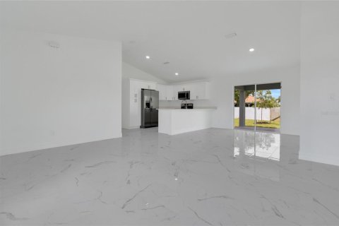 House in Cape Coral, Florida 3 bedrooms, 121.7 sq.m. № 2229338 - photo 4