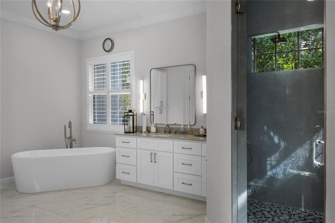 House in Windermere, Florida 4 bedrooms, 393.91 sq.m. № 1639965 - photo 23