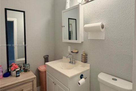 Villa ou maison à vendre à Hialeah, Floride: 4 chambres, 199.93 m2 № 2024526 - photo 9